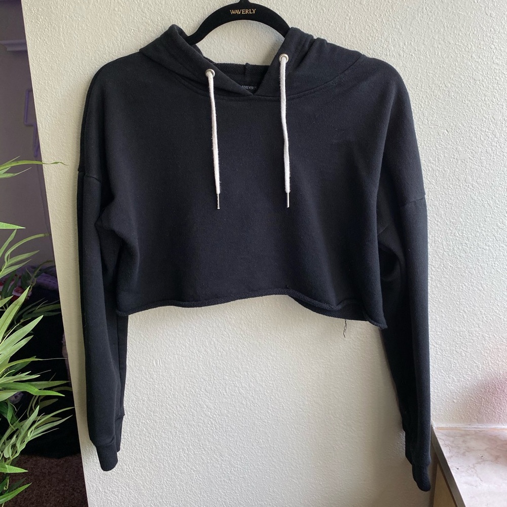 Forever 21 basic black cropped hoodie🌼